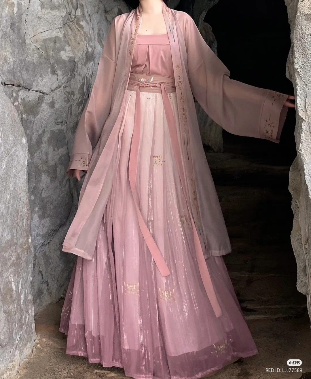 The Splendor of Silk:A Closer Look at the Satin Cheongsam Fabric The Splendor of Silk:A Closer Look at the Satin Cheongsam Fabric