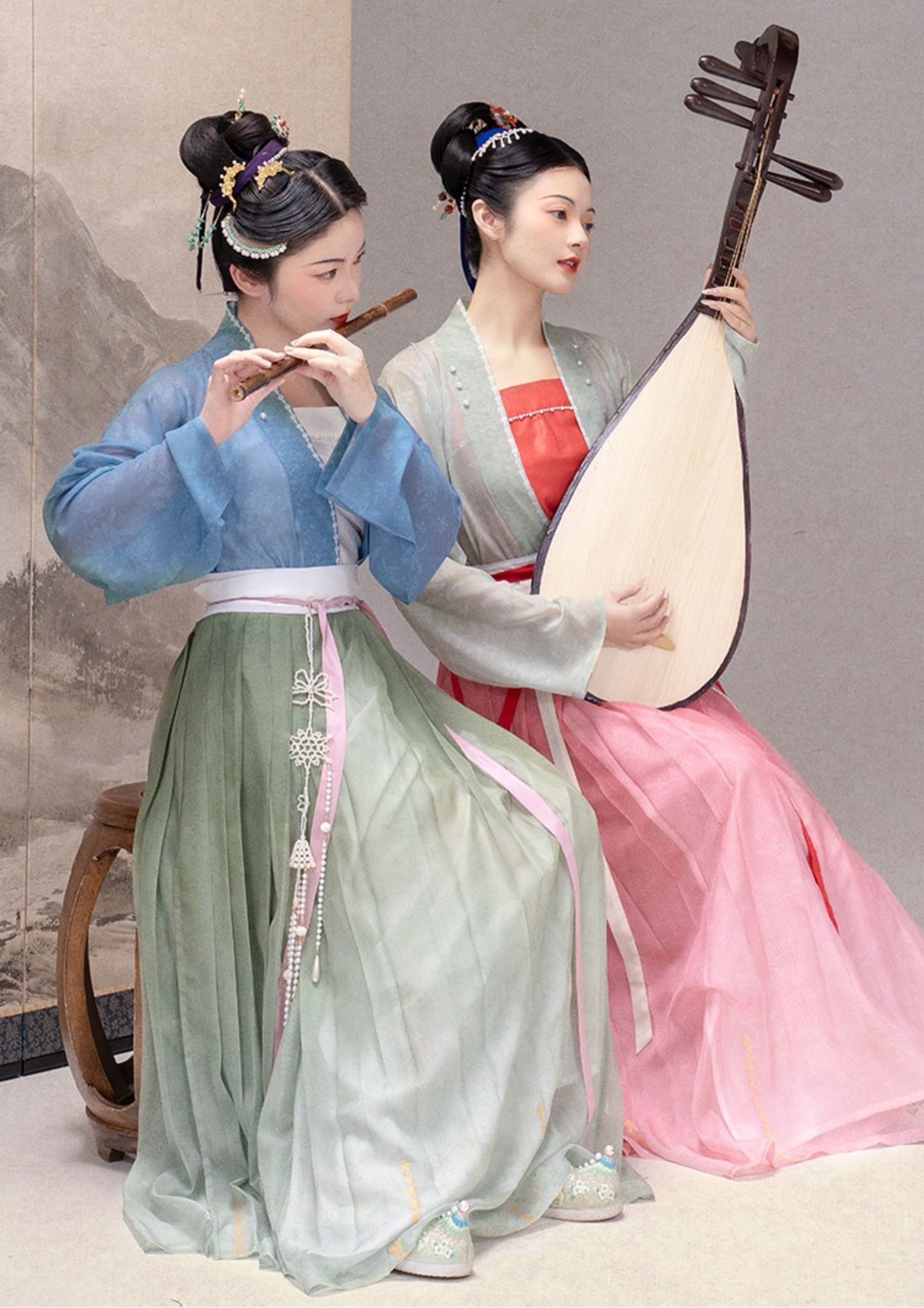 The Splendor of Hanfu:The Cheerful Beauty of Qingsong Qun,a Traditional Chinese Dress