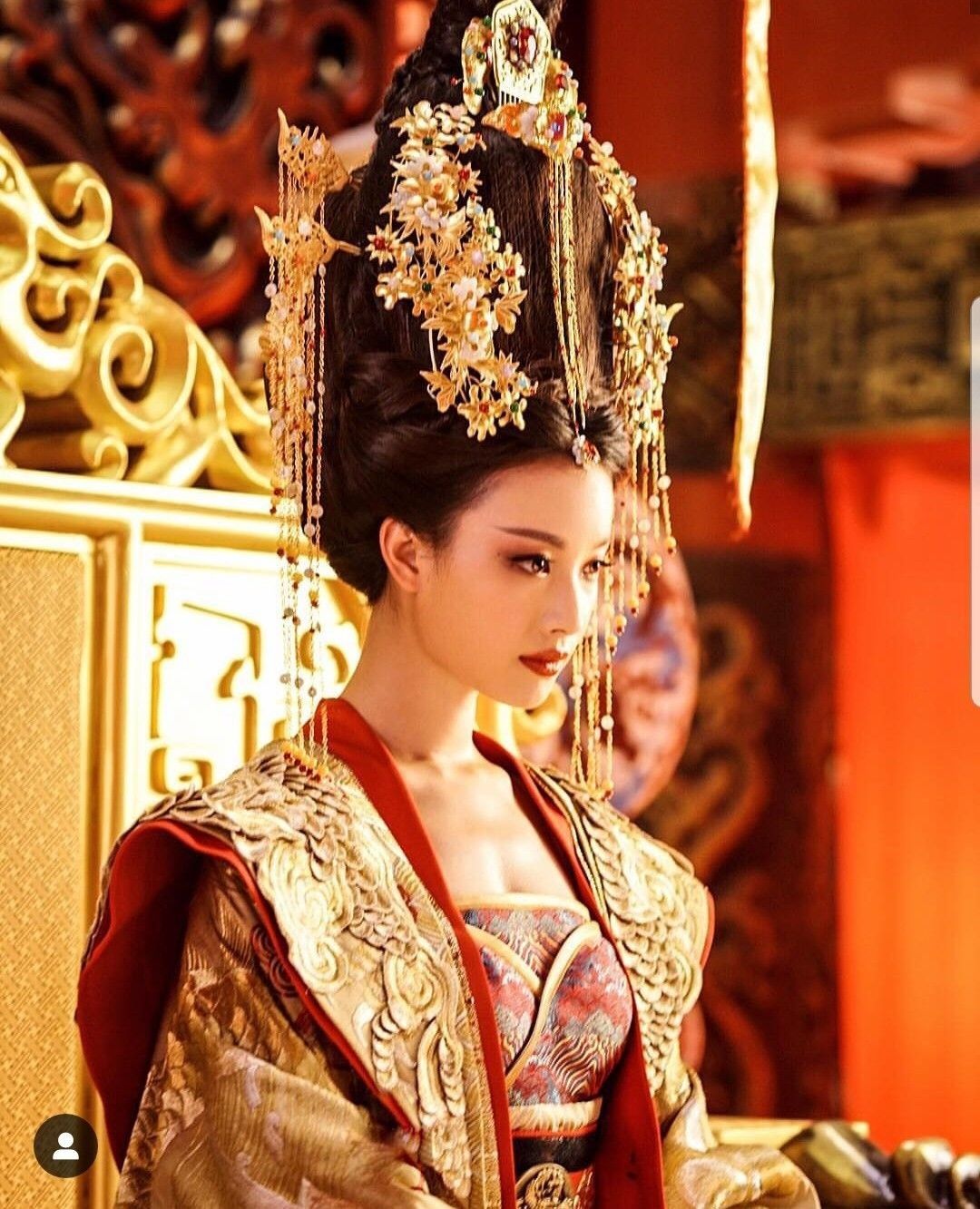 The Rise of Ming-Style Hanfu with Standing Collars