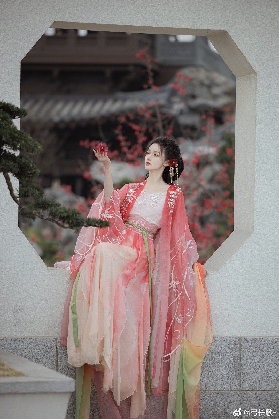 Dance,Hanfu,and the Ancient Costume of a Female Student Dance,Hanfu,and the Ancient Costume of a Female Student