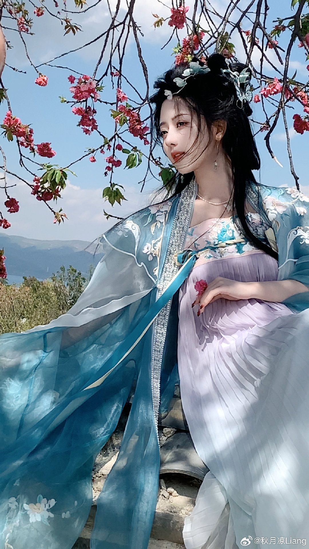The Splendid Skirt of Mingyuan轩 The Glinting Horse-faced Skirt with Silver Charm
