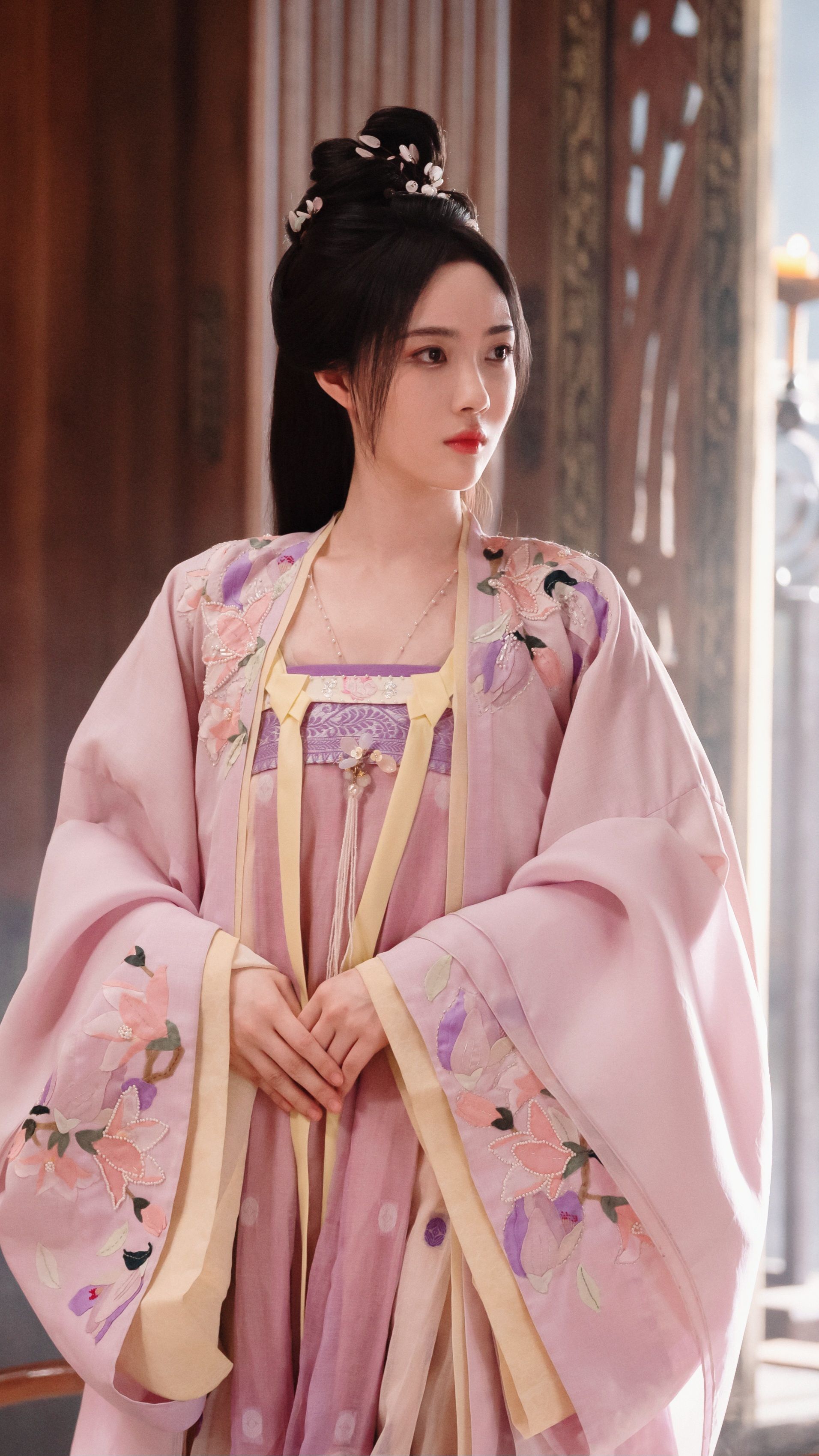 Ethereal Elegance:The Charms of the Smoking-like Hanzhi Robes Ethereal Elegance:The Charms of the Smoking-like Hanzhi Robes