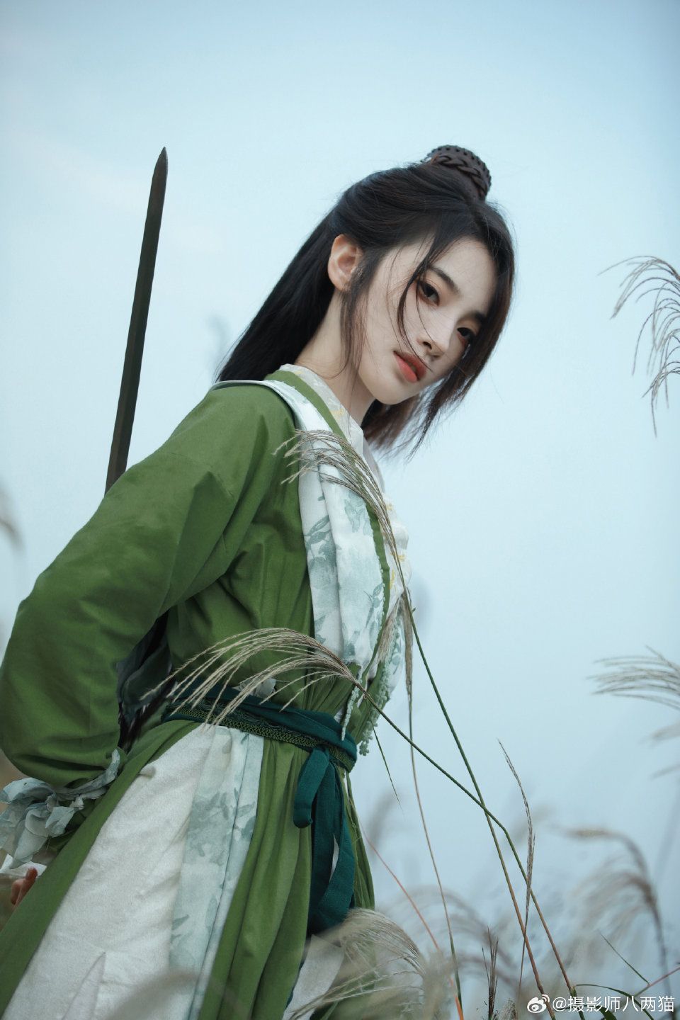 The Splendor of Hanfu in Red:The Cultural Significance of the Wei-Jin Fashion