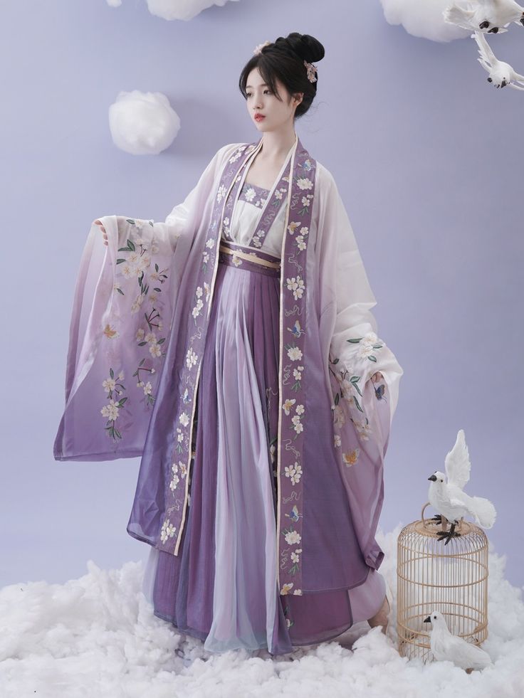 The Journey of a 14-Year-old Junior Schoolgirl into the World of Hanfu 汉服女子的青春探索)
