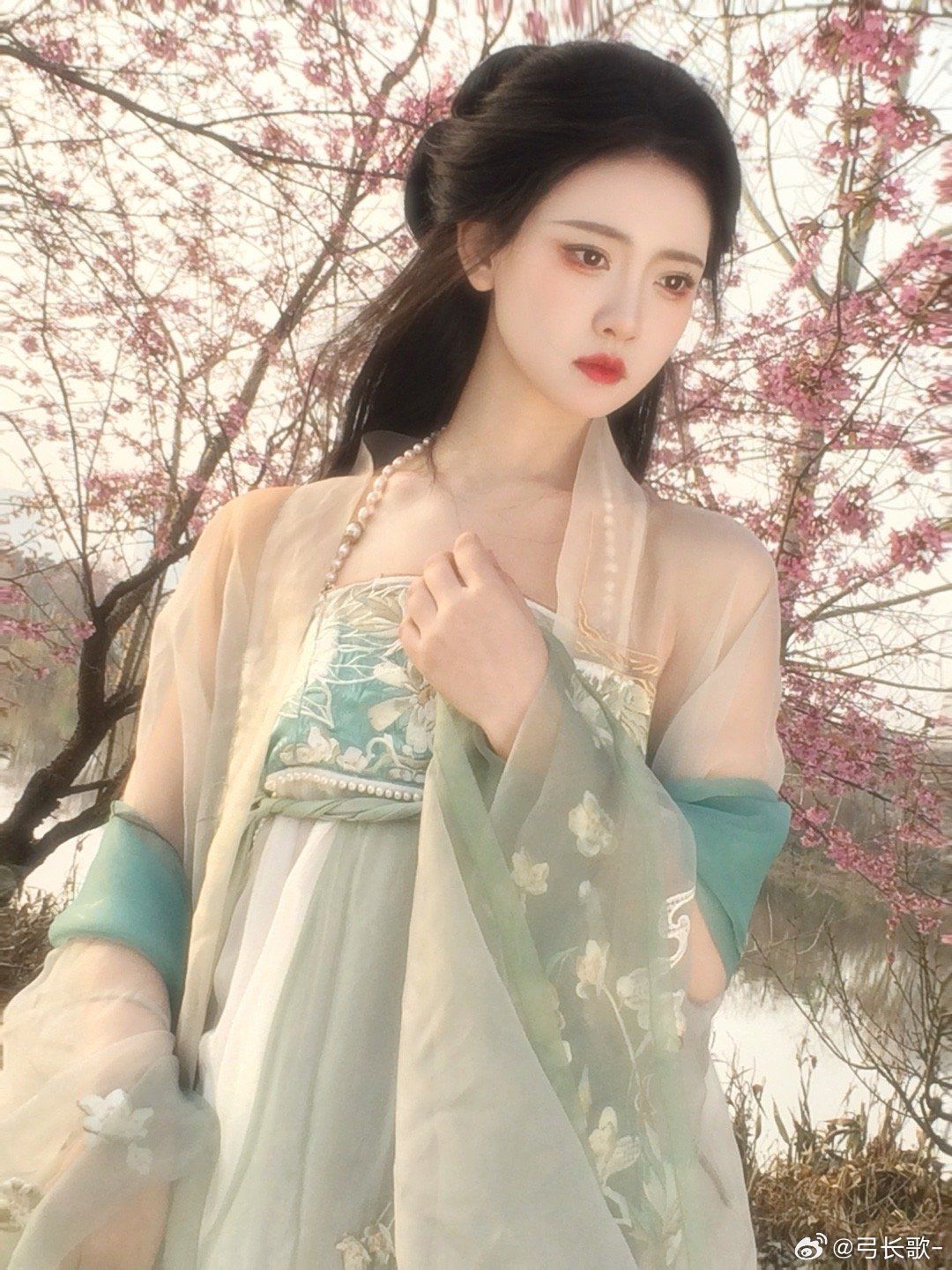 The Smile of a Thousand Gold:The Charm of Hanfu Fashion