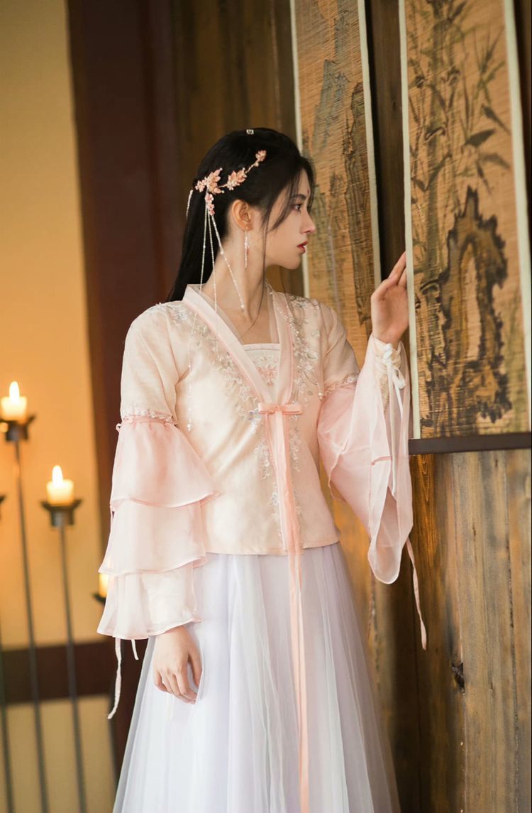 The Elegance of Mamens Skirt and the Power of a Simple Shirt The Elegance of Mamens Skirt and the Power of a Simple Shirt