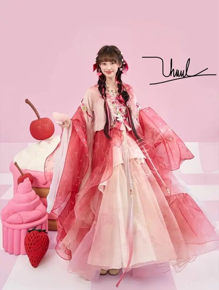 Summer Fashion Trends:The Daily Routine of a Hanfu Han Dress)Woman in Summer