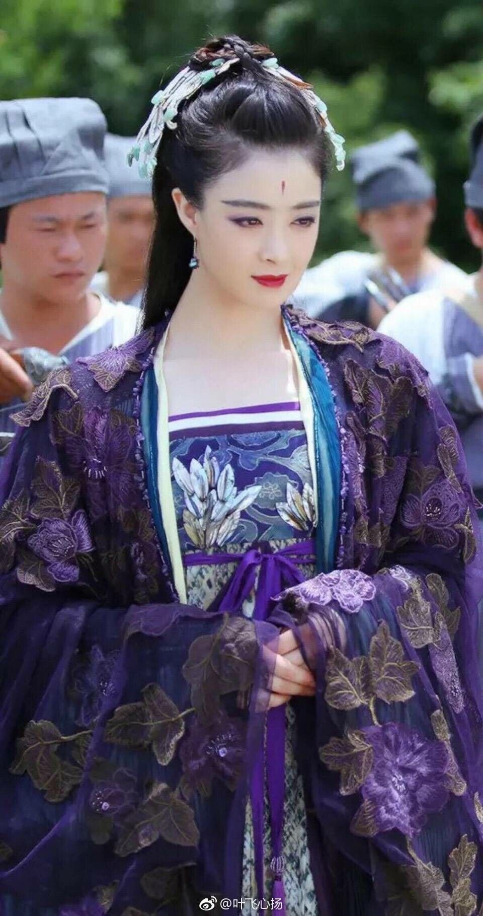 Moonlit Splendor:Exploring the Elegance of Zhong Xuezhis Hanfu Fashion in Reign of Fire Moonlit Splendor:Exploring the Elegance of Zhong Xuezhis Hanfu Fashion in Reign of Fire