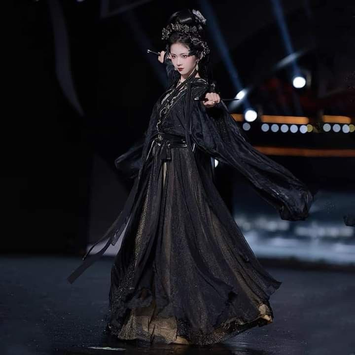 Modern Commuter Style with a Traditional Twist:The Evolution of Hanfu as a Daily Wear Jacket