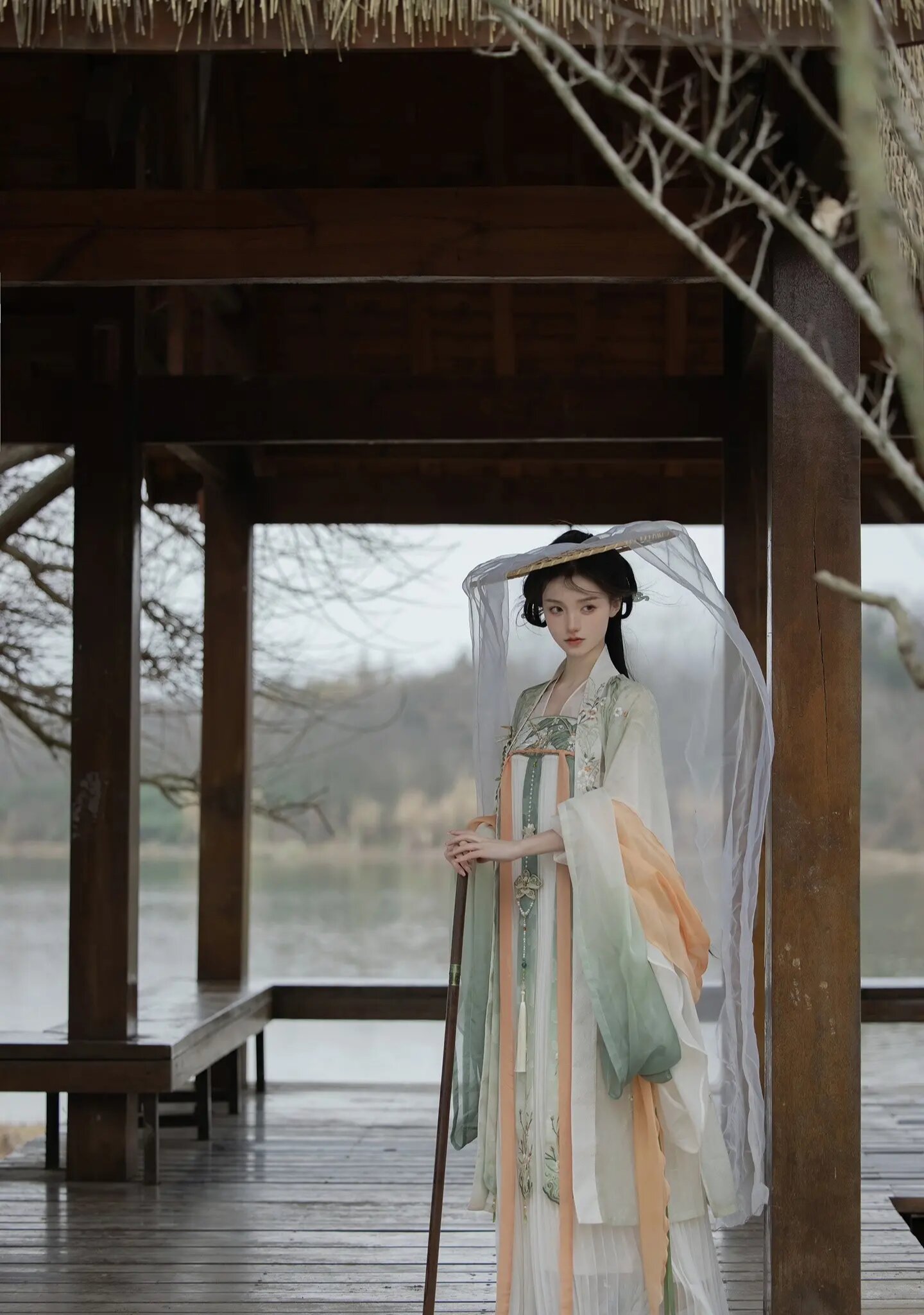 Light-Colored Long Cheongsam:A Glance into Its Elegance and Cultural Significance