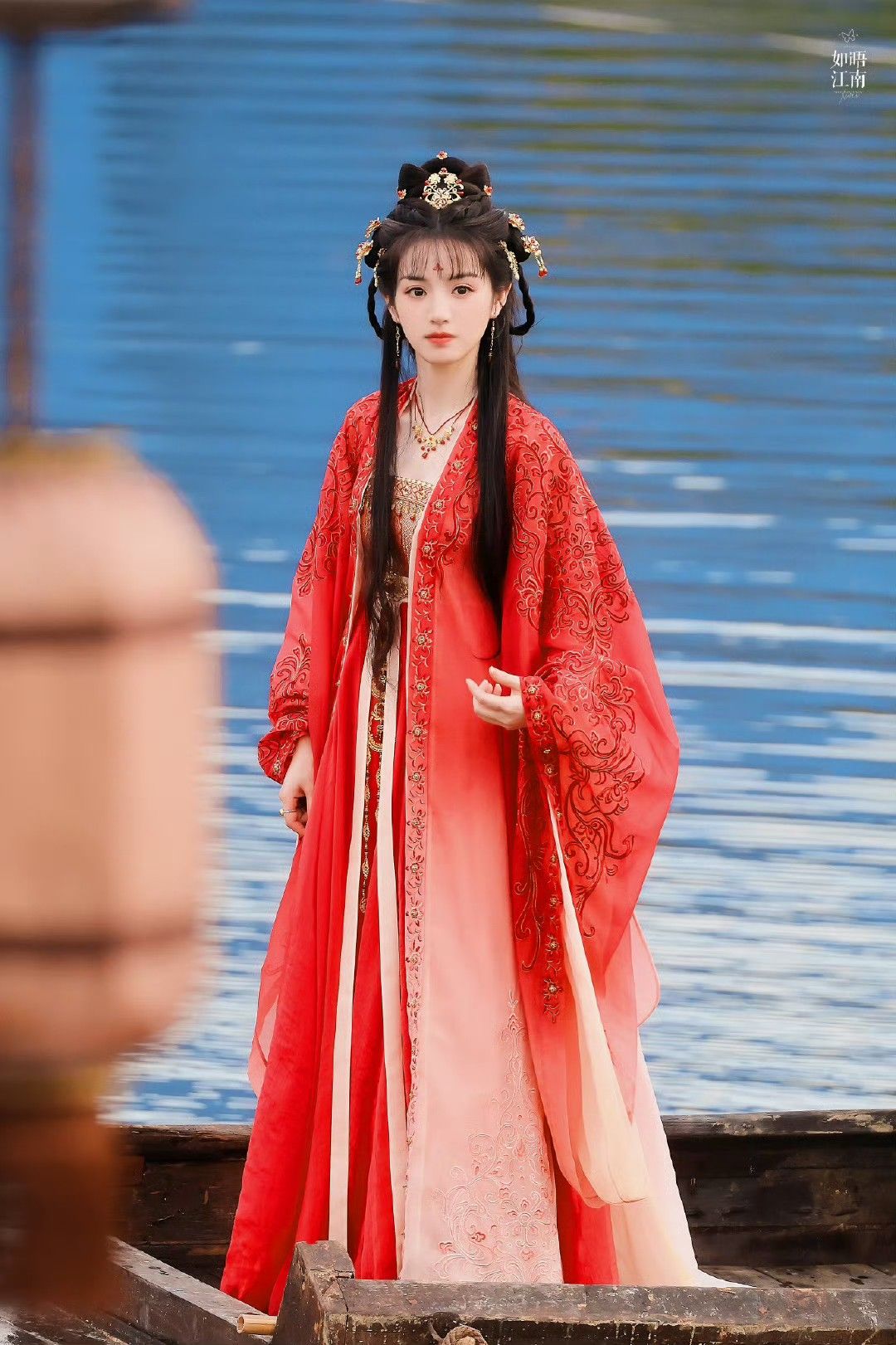 The Dominant Aura of the Aquarius in Hanfu Fashion The Dominant Aura of the Aquarius in Hanfu Fashion