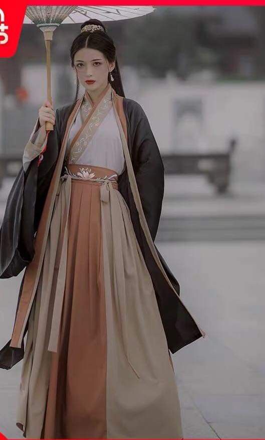 The Equestrian Charm of Horseface Skirt with Tassel Decorations