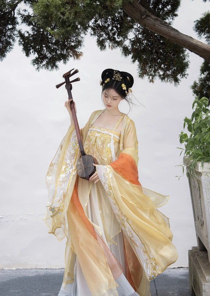 Petite Power:Embracing Hanfu Fashion for the Workplace