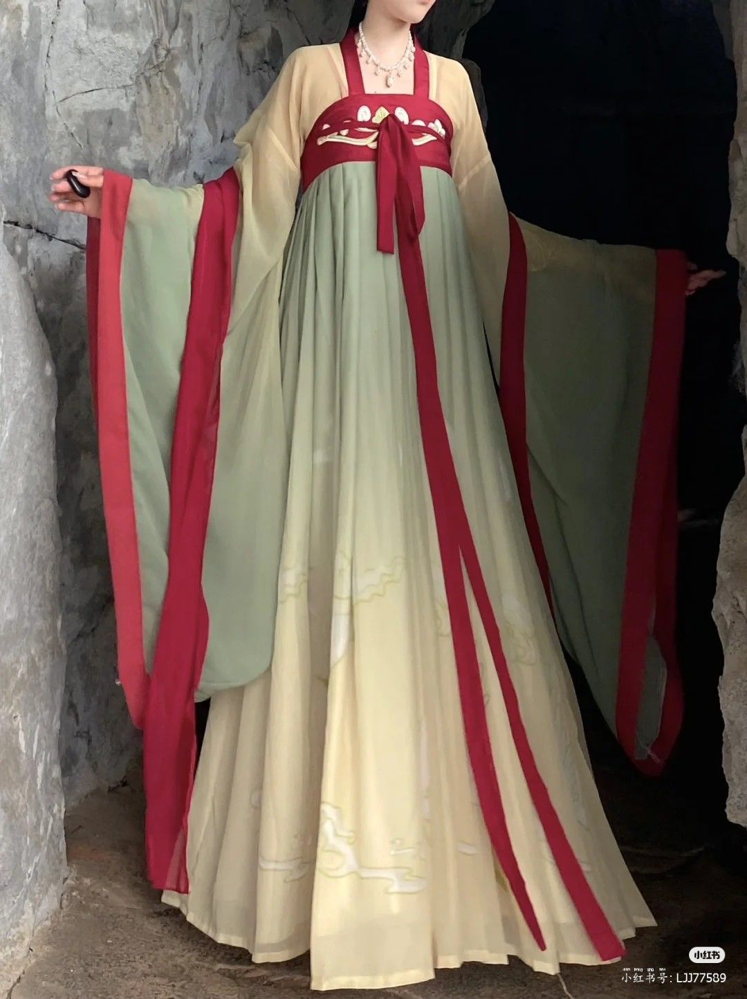 Horseface Skirt and Hanfu Family Costumes:A Traditional Elegance Horseface Skirt and Hanfu Family Costumes:A Traditional Elegance