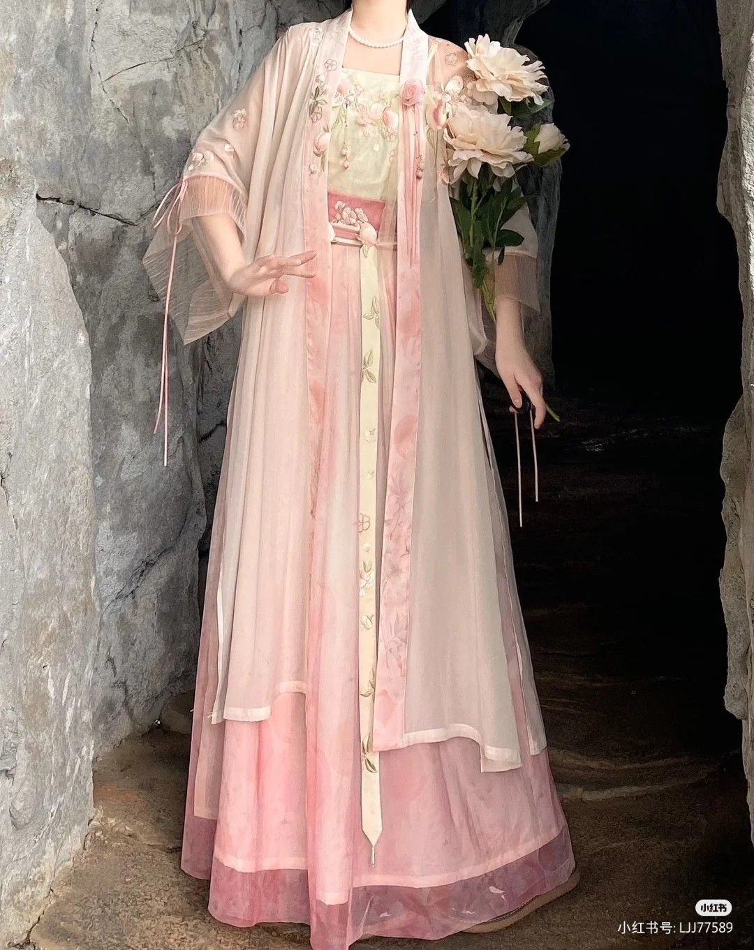 Splendor of Changan:The Revival of Hanfu Clothing Splendor of Changan:The Revival of Hanfu Clothing
