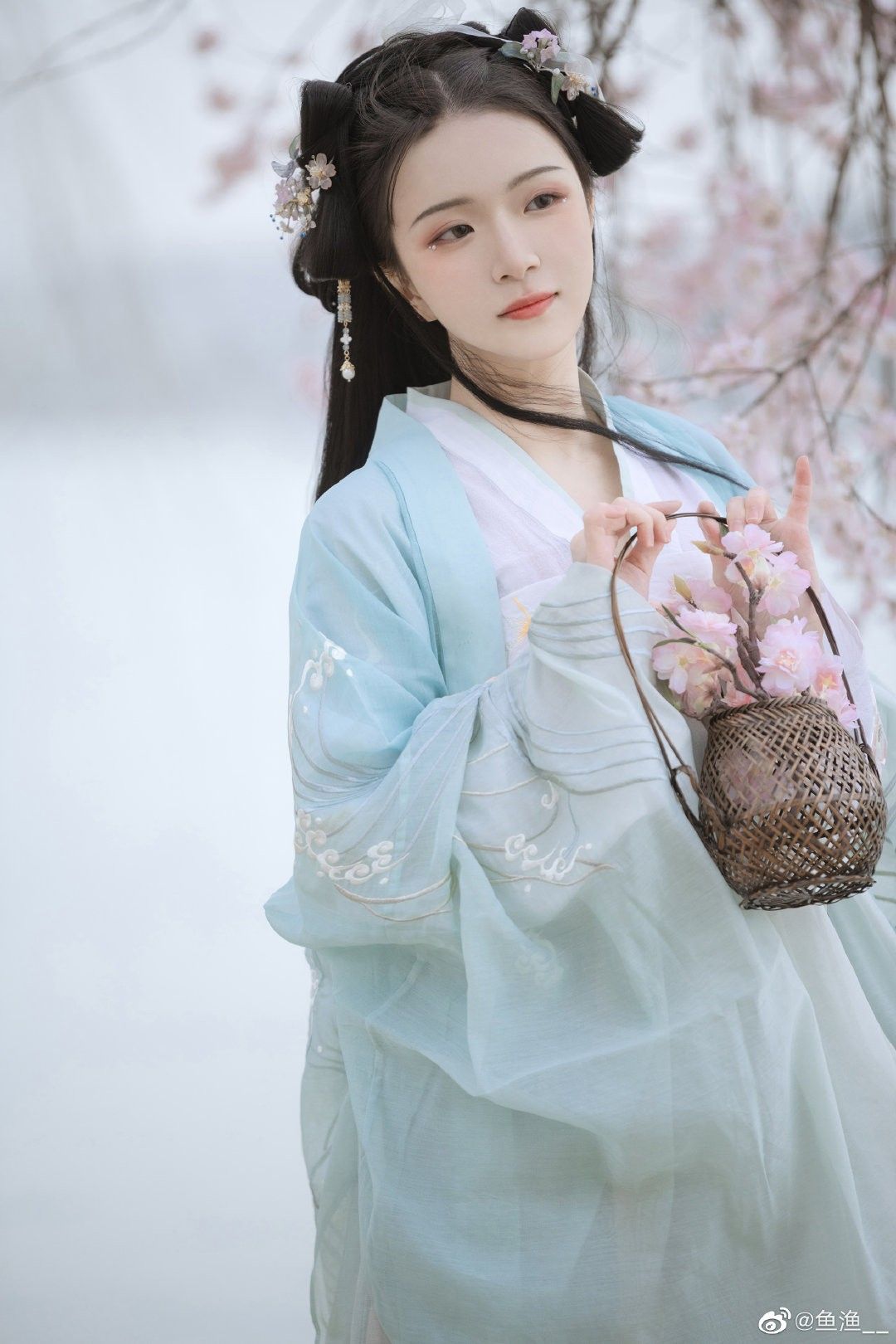 The Enchanting Combination of Mary Jane Shoes and Cheongsam:A Fashionable Fusion