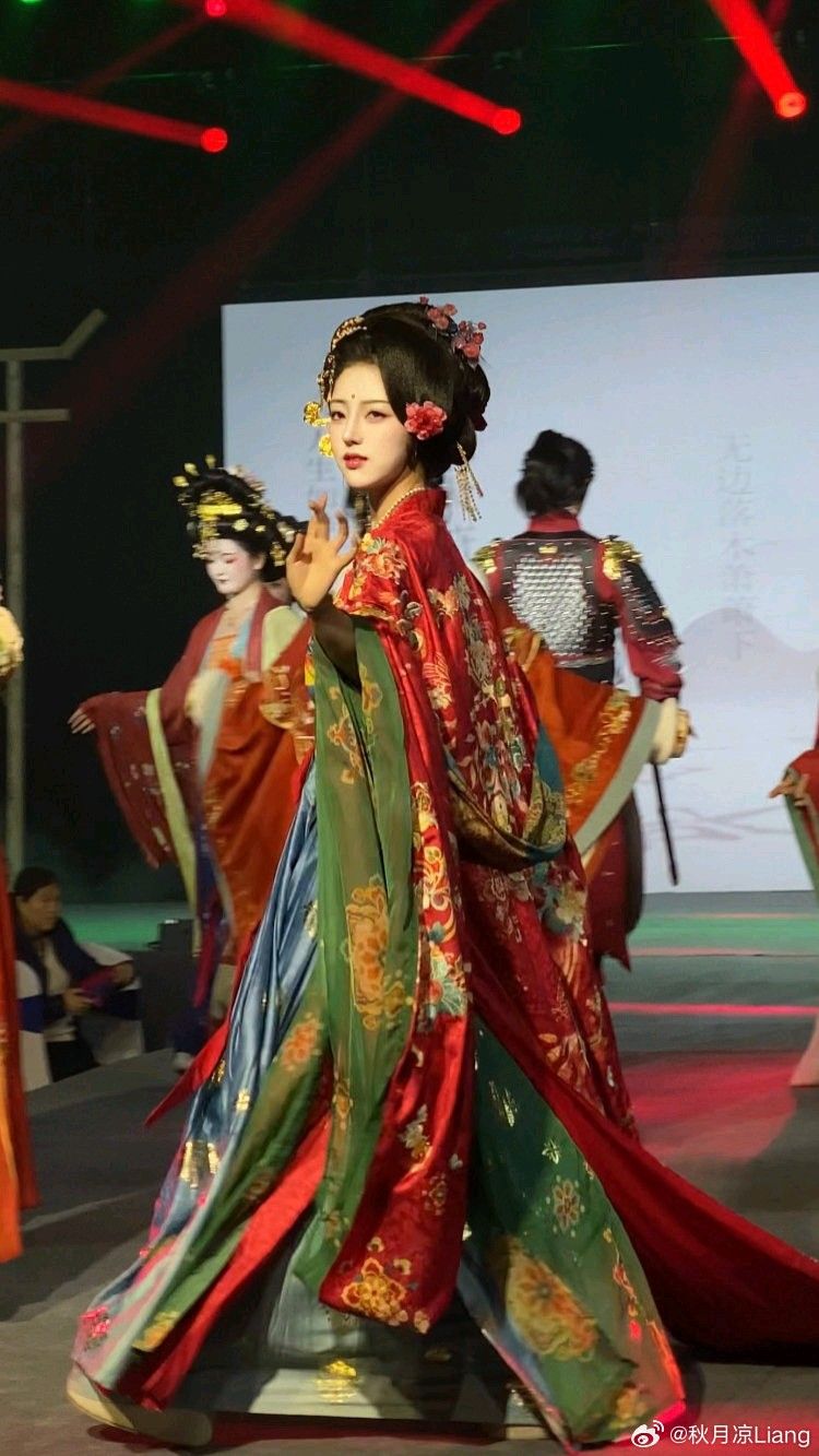 Red Hanfu Booties for Girls:A Traditional New Years Greet in the Fashion of Hanfu Culture
