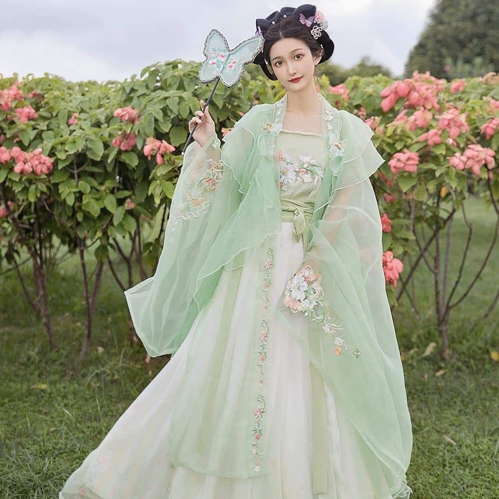 The Elegance of Double-Split Tailored Cheongsam:A Closer Look at its Stylistic Charm