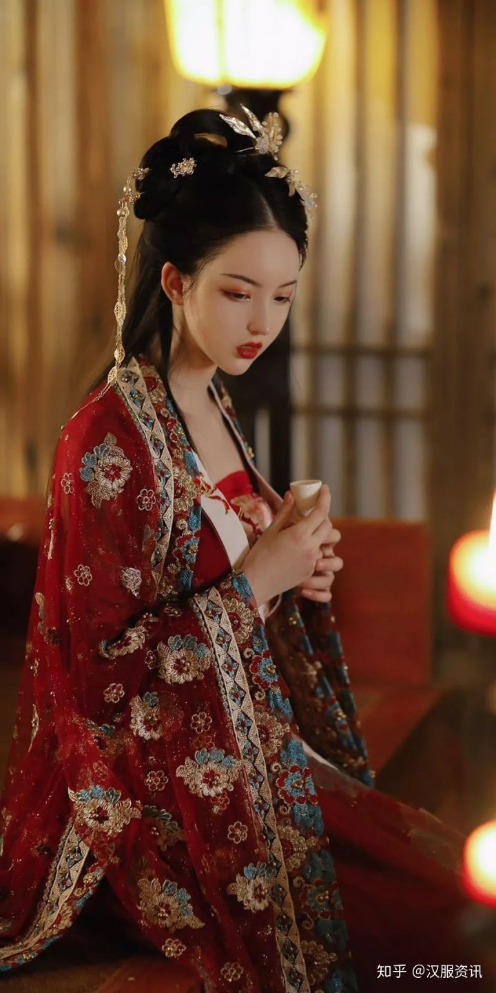 The Enchantment of Cheongsam-Wearing Si Teng