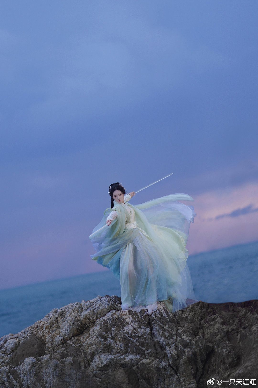 Elegant Mid-Length Cheongsam:A Symbol of Grace and Tradition Elegant Mid-Length Cheongsam:A Symbol of Grace and Tradition