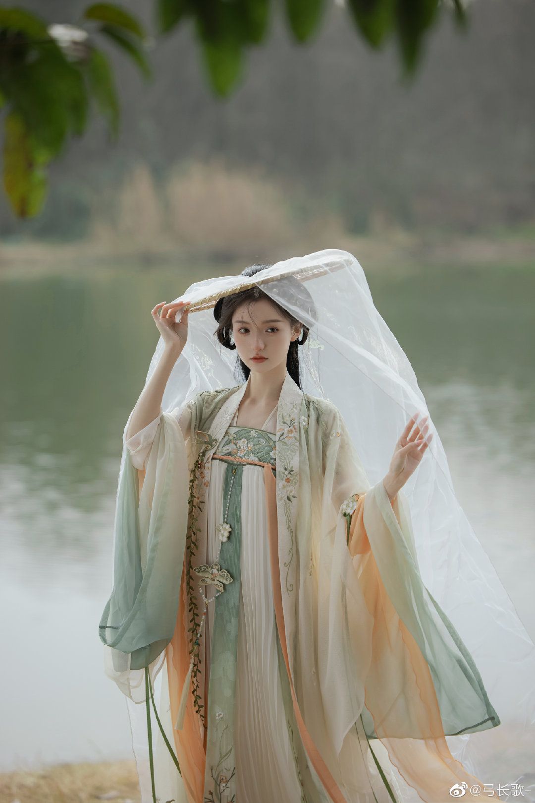Stylish Womens Short-sleeved Blouses to Pair with Traditional Horseface Skirt