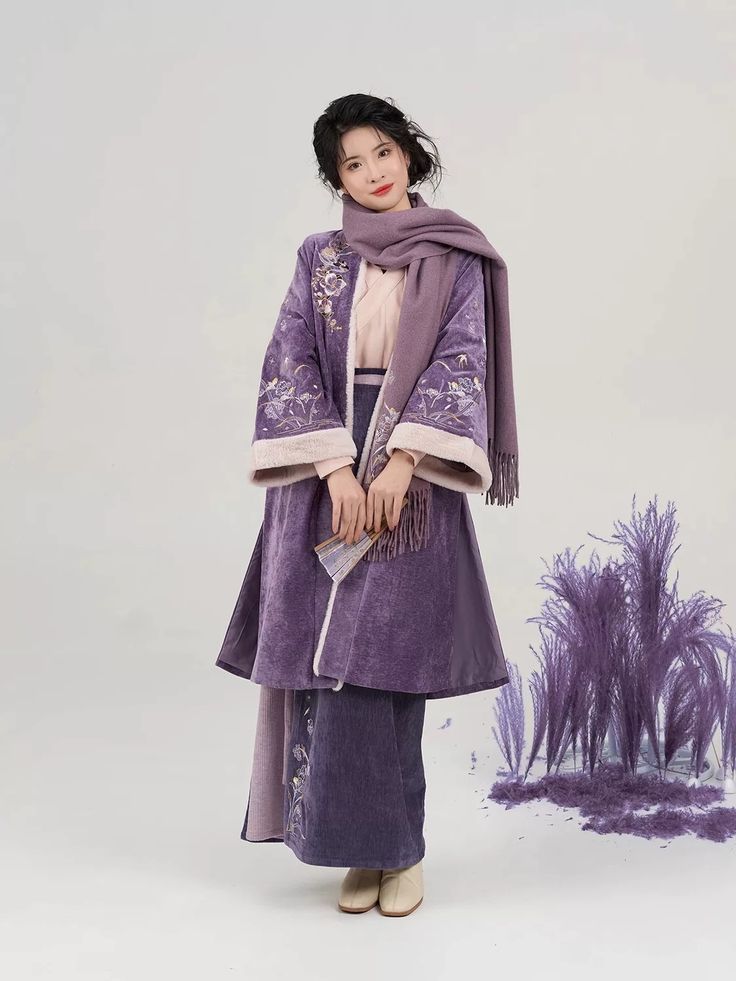 The Embellishments of Cheongsam:The Charm of Placket Collars,Fringes and More