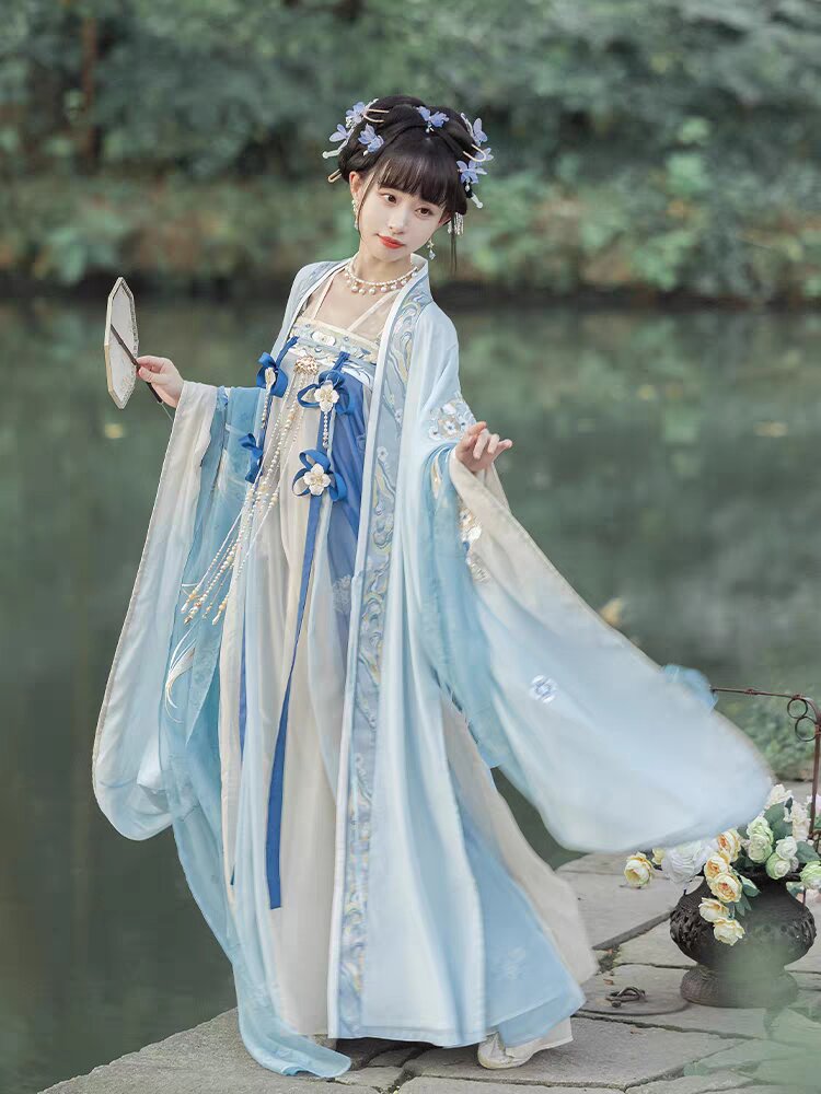 Embroidery on Hanfu Costumes:The Splendor of Qixiong Style Embroidery on Hanfu Costumes:The Splendor of Qixiong Style