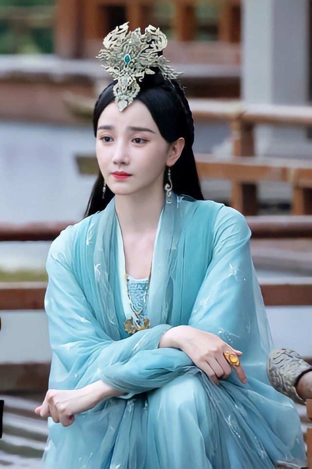 Dominating in the Dark:The Allure of Hanfu Fashion on the Street