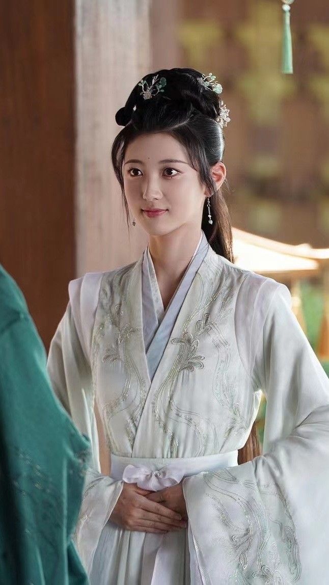 The New-Age Glassy Purification:The Hanfu Fashion of Glass Filter Water