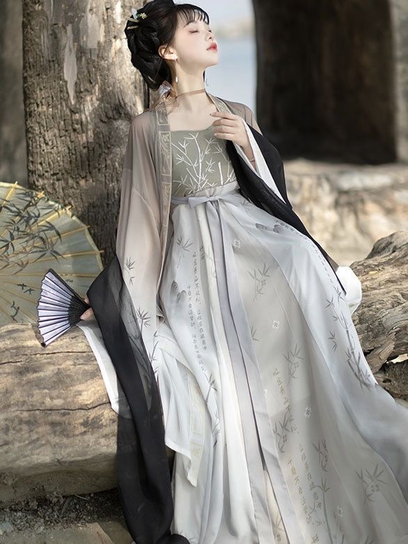 Zhang Yuxis Traditional Chinese Fashion at the Guofeng Ceremony:A Closer Look at Her Hanfu Style