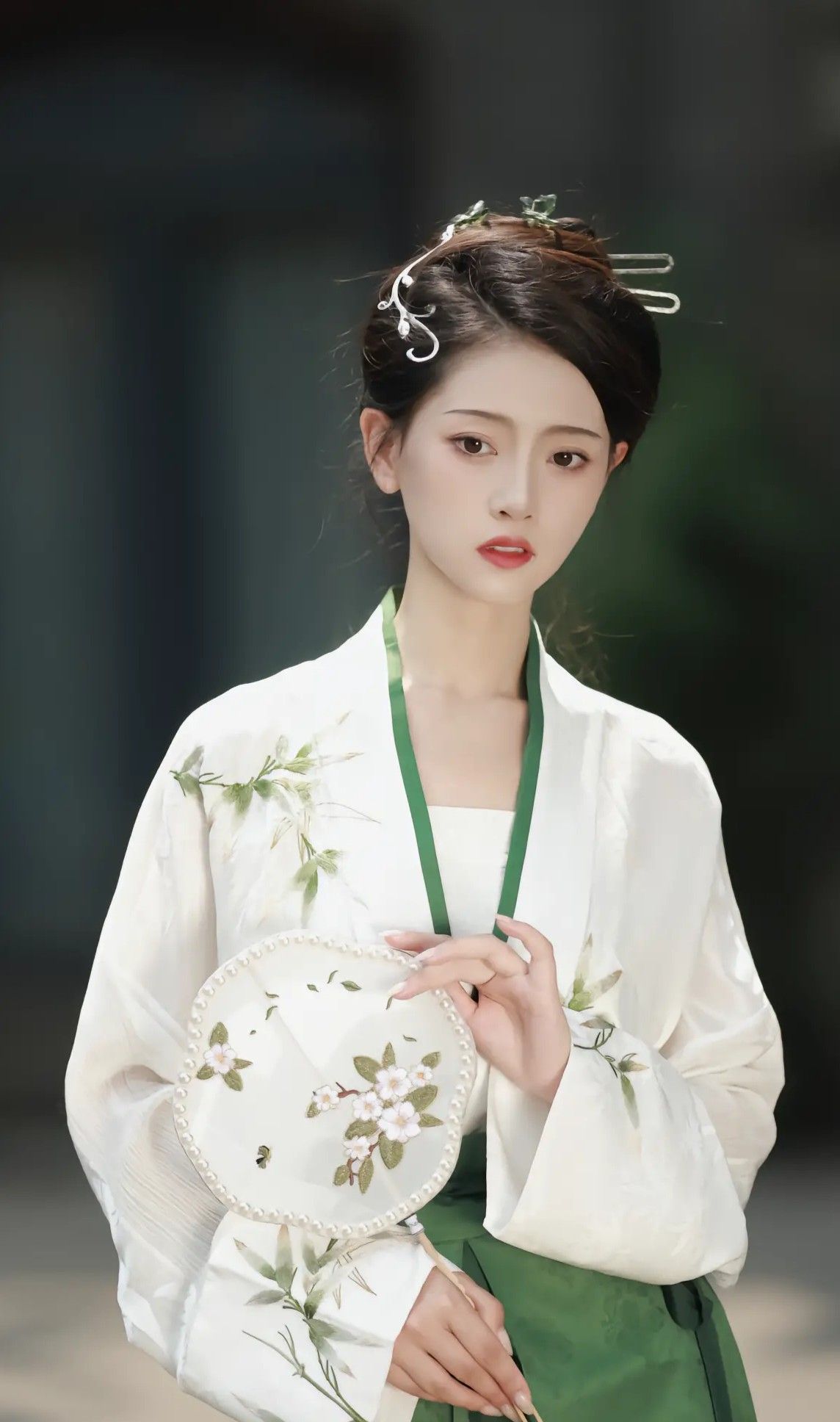 Ancient Grace:The Enchanting Journey of a Young Lady in Traditional Hanfu Gowns Ancient Grace:The Enchanting Journey of a Young Lady in Traditional Hanfu Gowns