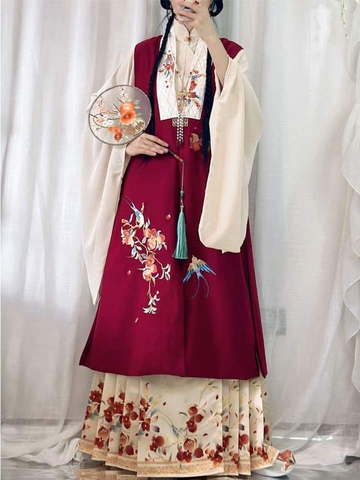 Embracing the New-Age Cheongsam:A Summer Guide to Wearing Modern Qipao in Daily Life