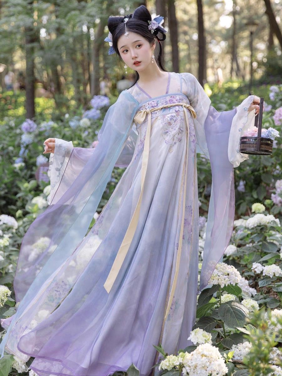 The Charm of Miniature Ma-Face Skirt as an Engagement Dress:A Guide for the Petite Crowd