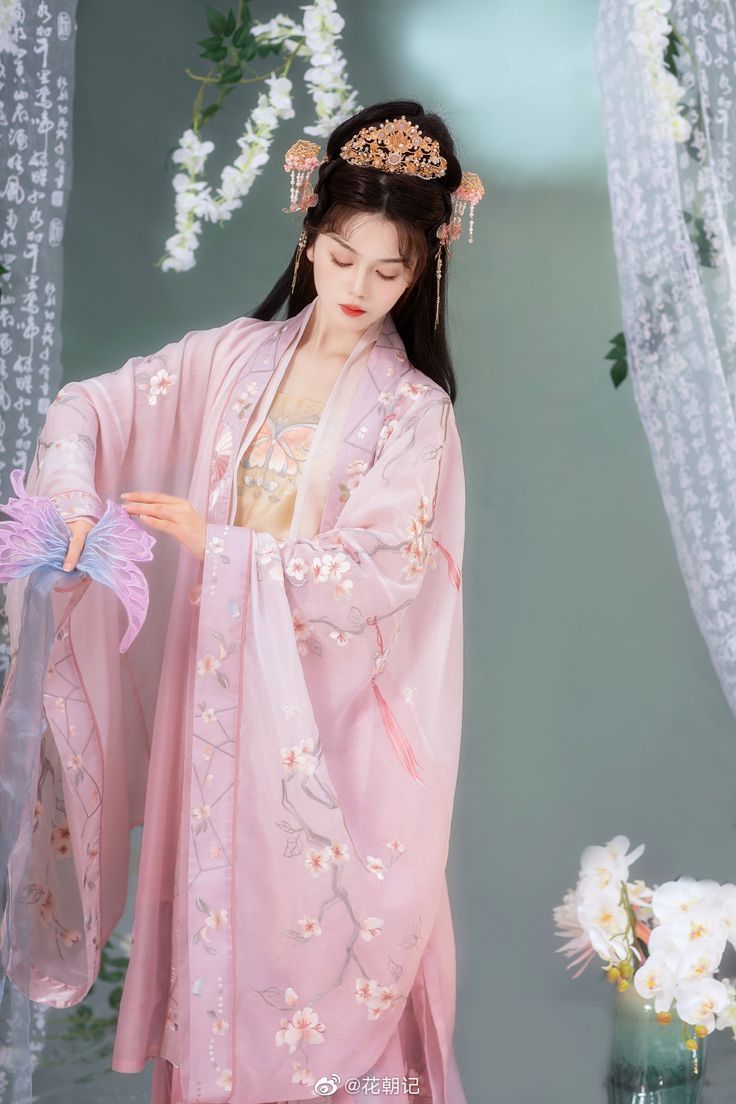 The Allure of Siting-Style Cheongsam:A Cultural Icon in Modern Fashion