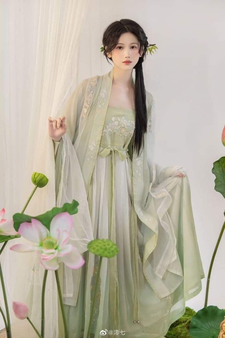 Summer Elegance in a Cheongsam:The Allure of a Qipao Woman