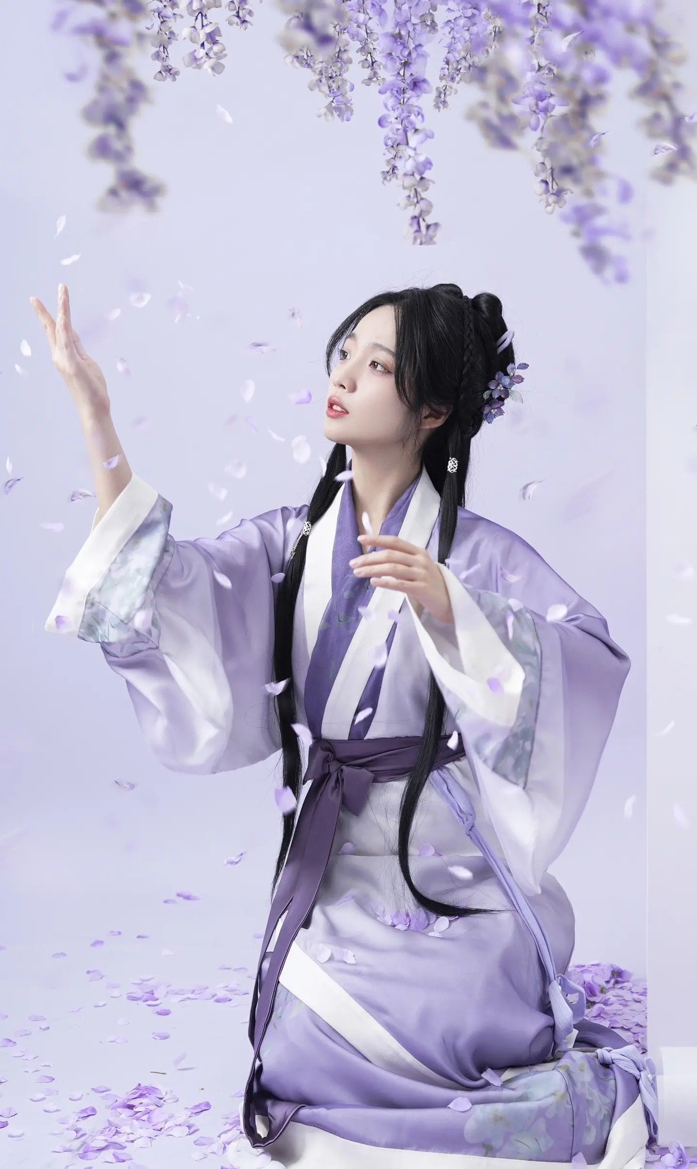 Reinventing Traditional Hanfu Style:The Fusion of Qipao and Hanfu Dress Reinventing Traditional Hanfu Style:The Fusion of Qipao and Hanfu Dress