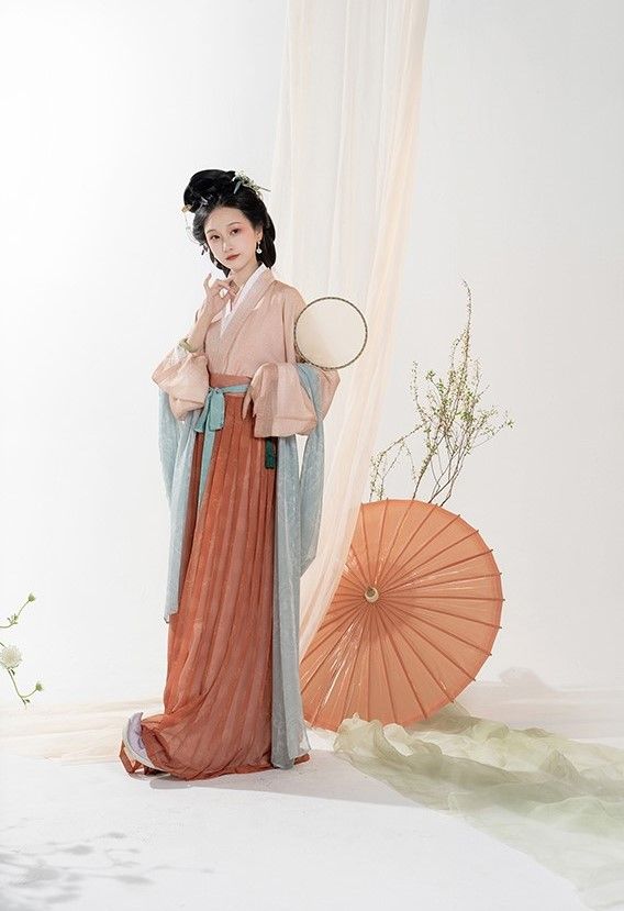 Enhanced Qipao Style for Spring and Autumn:A Fashion Evolution Enhanced Qipao Style for Spring and Autumn:A Fashion Evolution