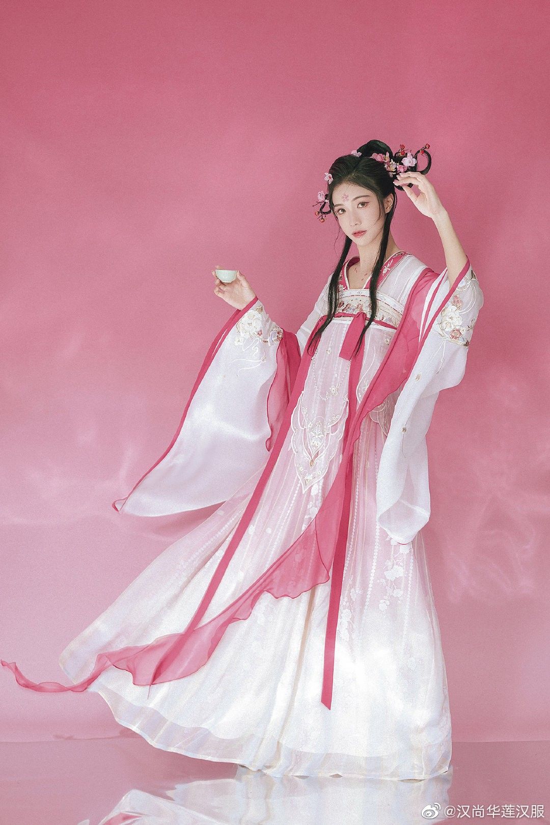 The Splendor of Hanfu:The Red Charm of the Yinuo The Splendor of Hanfu:The Red Charm of the Yinuo
