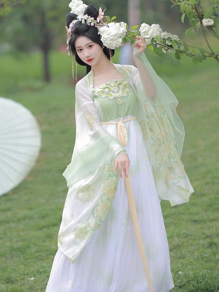 The Enchantment of Chinese Engagement Style:The Mandarin Cheongsam with a Horseface Skirt The Enchantment of Chinese Engagement Style:The Mandarin Cheongsam with a Horseface Skirt