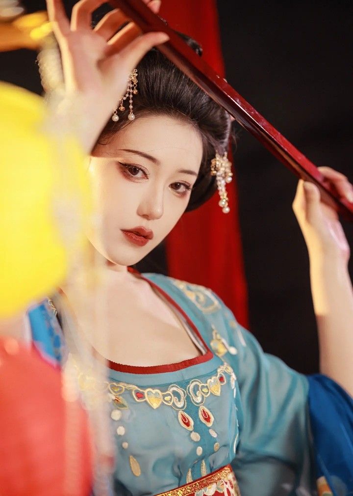 Elegant Bridal Cheongsam with a Lightweight and Delicate Design for Toast