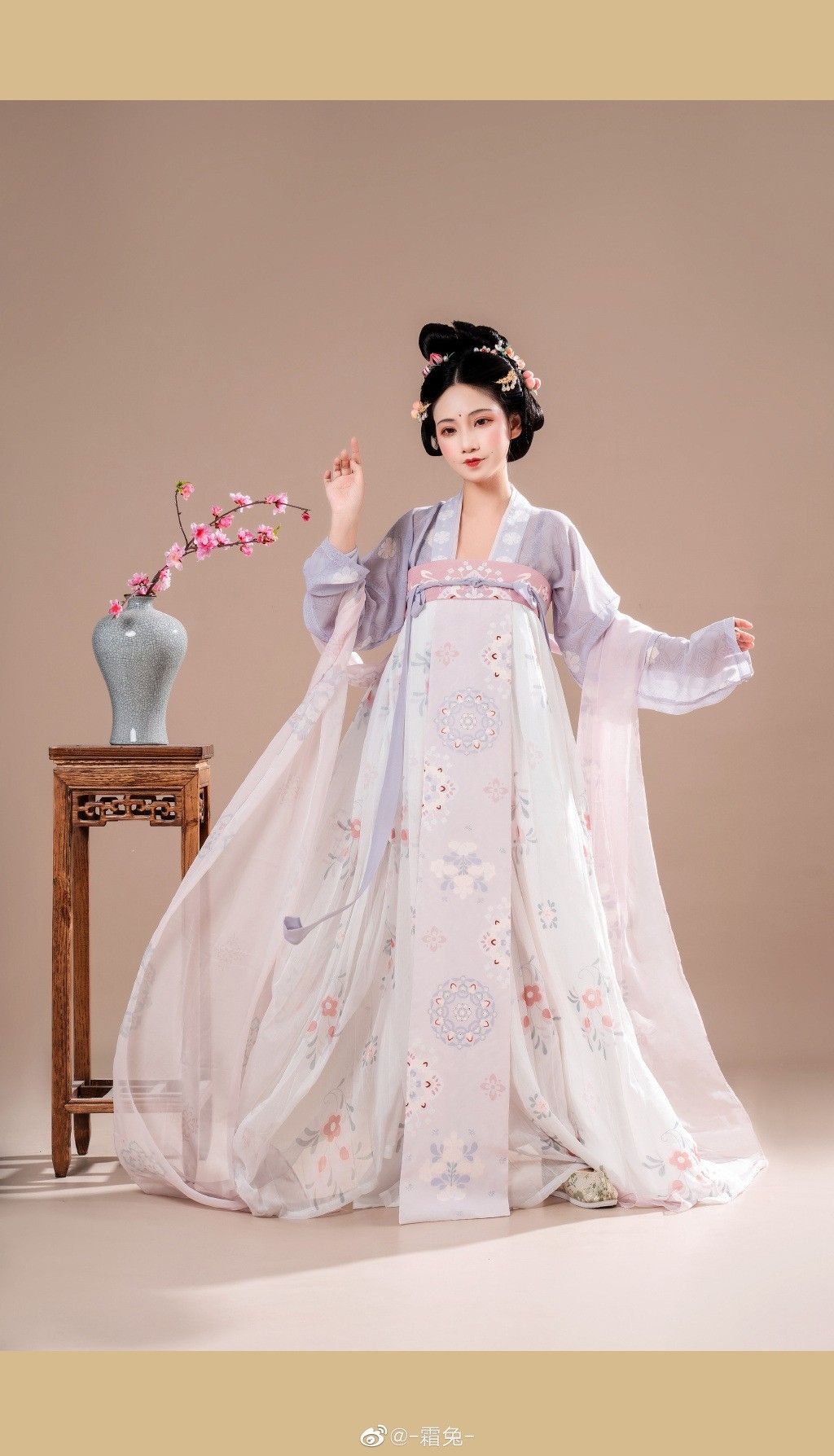 A Little Girl in Traditional Chinese Hanfu Long-sleeved Gown A Little Girl in Traditional Chinese Hanfu Long-sleeved Gown