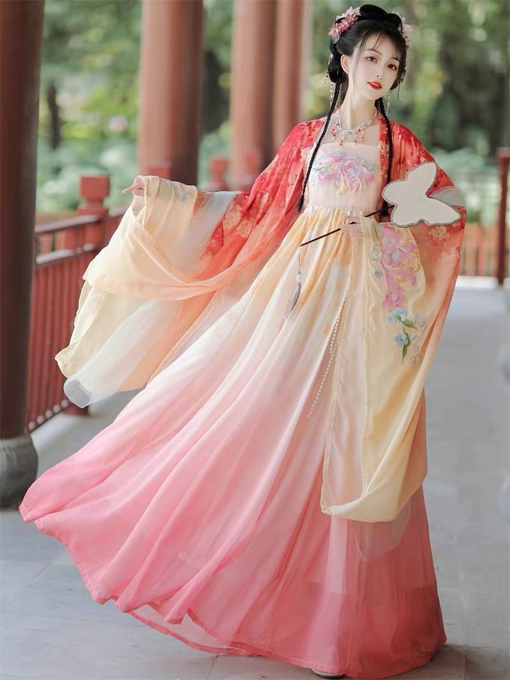 The Bridal Gown and Cheongsam for the Toast at the Wedding Ceremony The Bridal Gown and Cheongsam for the Toast at the Wedding Ceremony