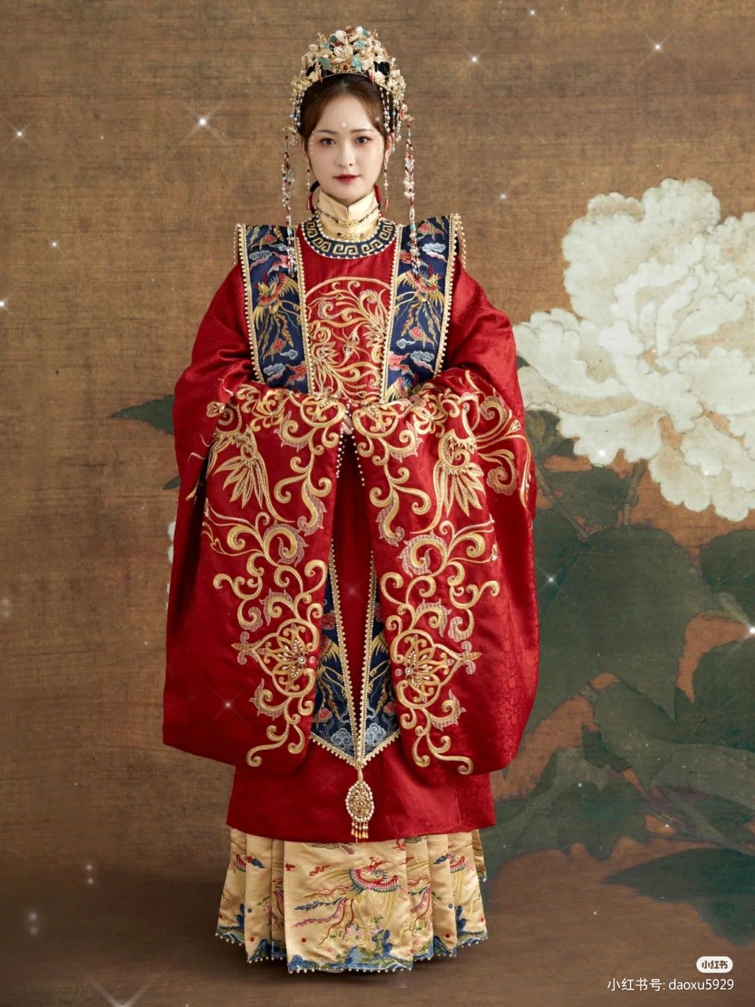 Elegant Mid-Length Silk Cheongsam:A Traditional Beauty Elegant Mid-Length Silk Cheongsam:A Traditional Beauty