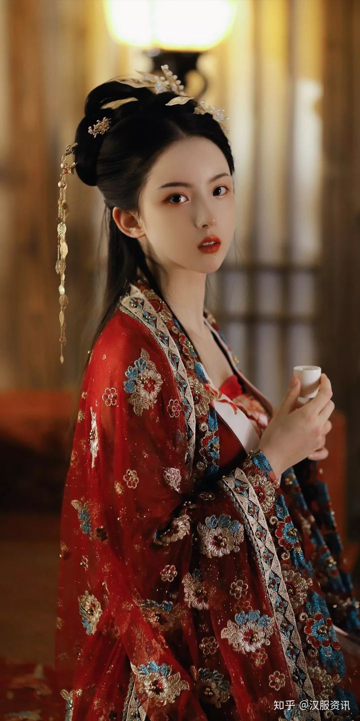 Embracing the New Red Chinese Cheongsam:The Revival of Traditional Elegance