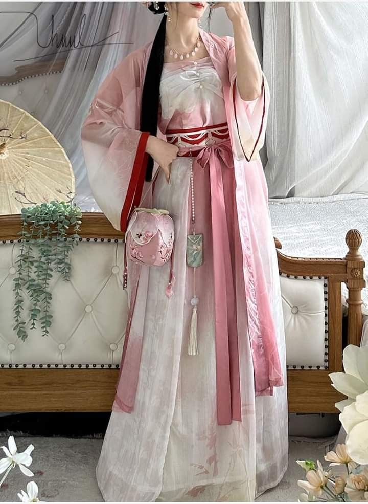 The Enchanting Beauty of the Hovering仙氣 White Hanfu