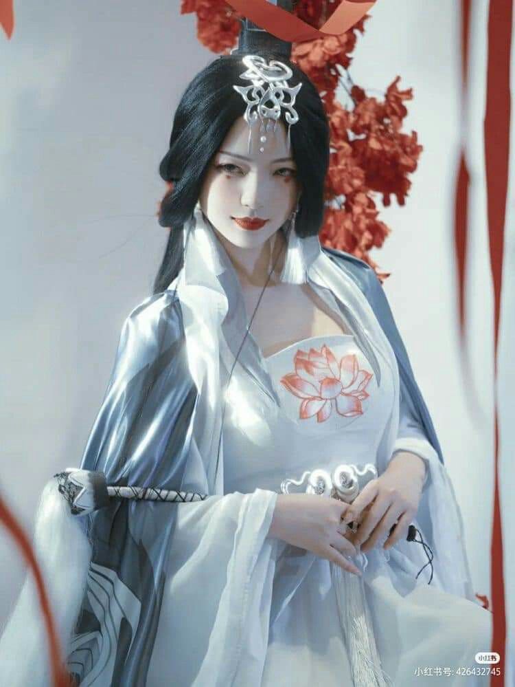 Elegant Simplicity:The Modern Low-Cut Cheongsam Elegant Simplicity:The Modern Low-Cut Cheongsam