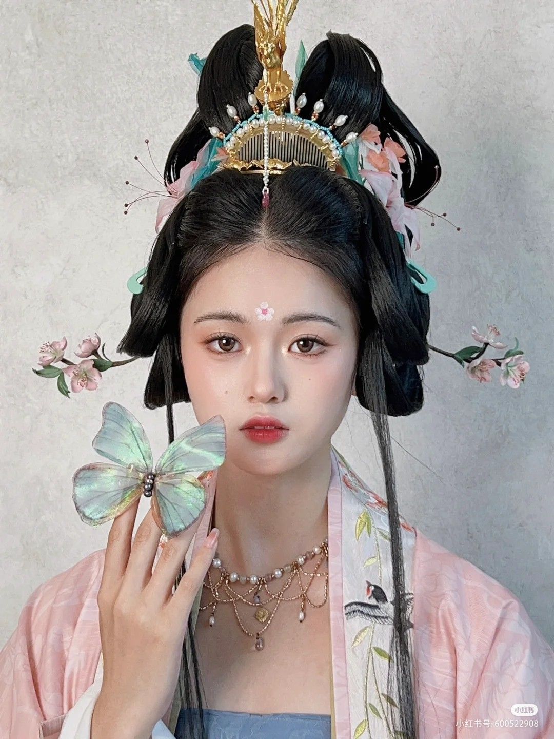 Embracing Modernity in a Classic Cheongsam:The Rise of Low-Cut Reimagined Qipao Skirts Embracing Modernity in a Classic Cheongsam:The Rise of Low-Cut Reimagined Qipao Skirts
