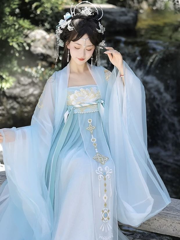 The Revival of Official Hanfu:Exploring the Cultural Significance of Traditional Chinese Clothing The Revival of Official Hanfu:Exploring the Cultural Significance of Traditional Chinese Clothing