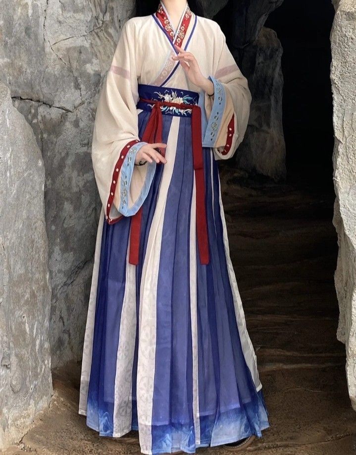 The Splendor of Traditional Chinese Hanfu Raincoat and its Fringes:A Closer Look The Splendor of Traditional Chinese Hanfu Raincoat and its Fringes:A Closer Look
