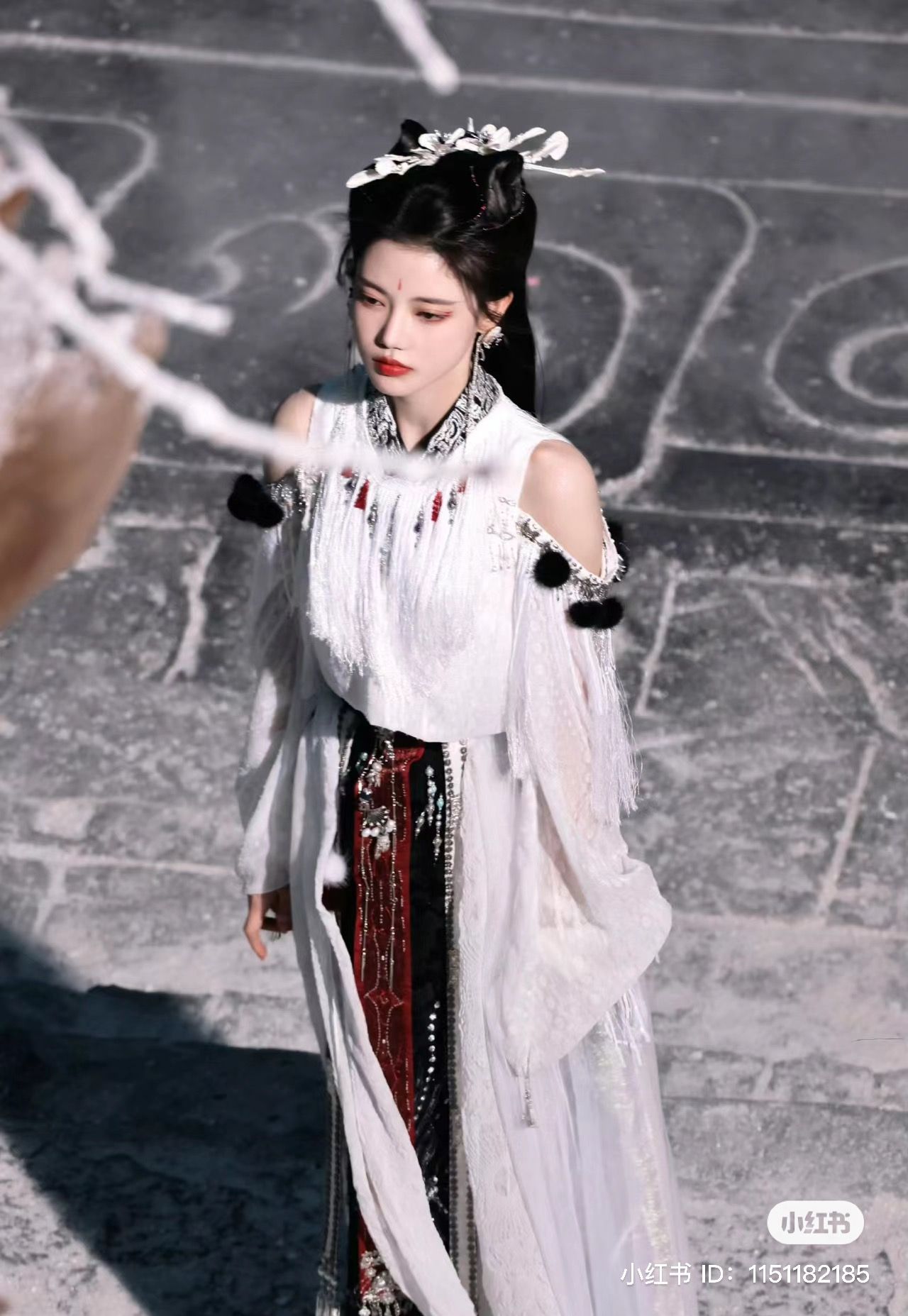 Dancing in Ancient Style:The Enchanting Grace of a Girl in Hanfu Fashion